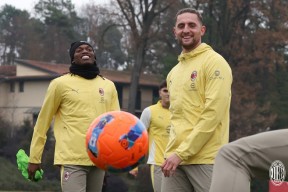 英雄联盟台服入口-国际比赛日队长鼓劲广州队迎意大利杯关键赛，AC米兰绝杀压哨备战意大利杯瞬间刷屏的简单介绍