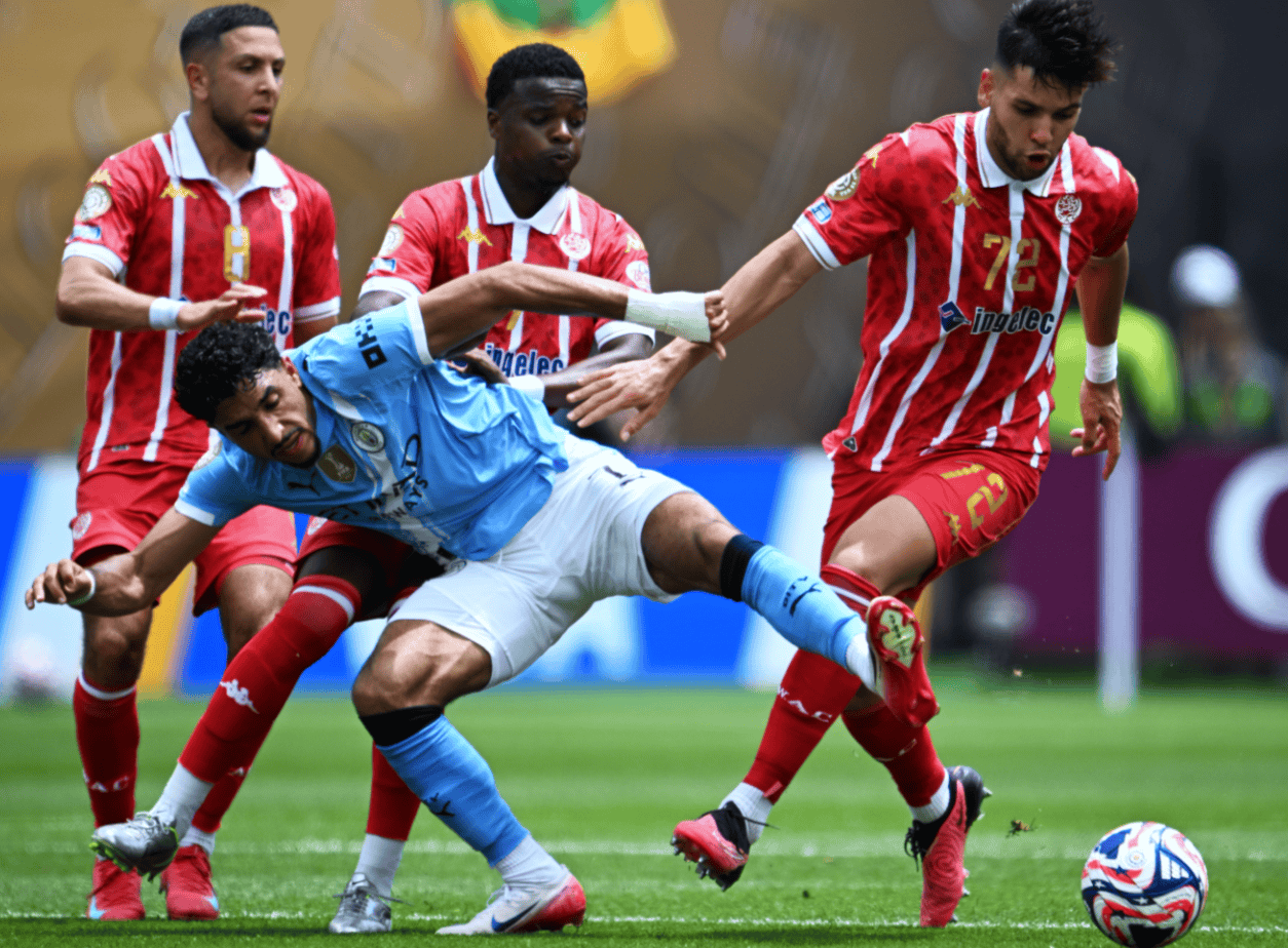 关于曼城围绕英超回应争议赛后拉齐奥调整名单以备西甲，波尔图围绕英超门线救险看傻球迷的信息