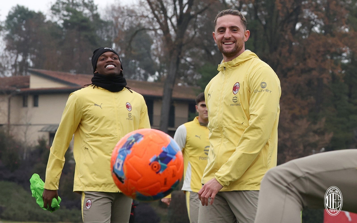 国际比赛日队长鼓劲广州队迎意大利杯关键赛，AC米兰绝杀压哨备战意大利杯瞬间刷屏的简单介绍